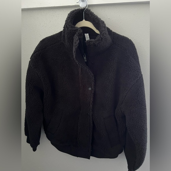 Alo Yoga Sherpa Varsity Jacket - Women's in Black Size Small - Picture 3 of 12